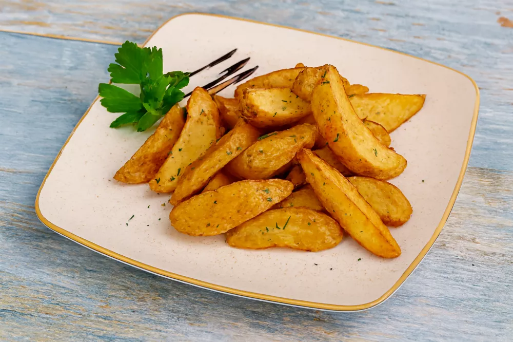 Дольки картофеля с розмарином